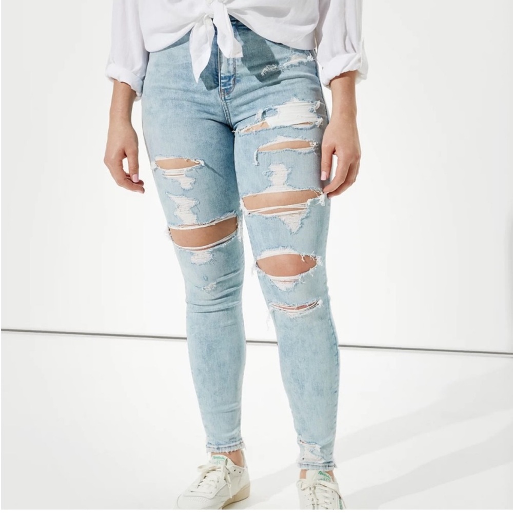 American Eagle Women’s Size 8 Light Wash Distressed Skinny Jeans